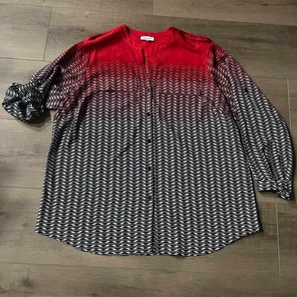 Calvin Klein Tunic Blouse Red Ombré Roll Tab Blouse V Neck Button Epaulets 2X - Picture 4 of 16